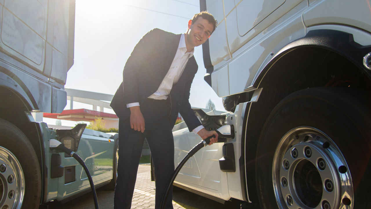 Marcel Brödel (Chair of Automotive Technology at the Technical University of Munich) demonstrates bidirectional charging: The eTruck feeds electricity directly back into the depot of the forwarding company Schmid. 